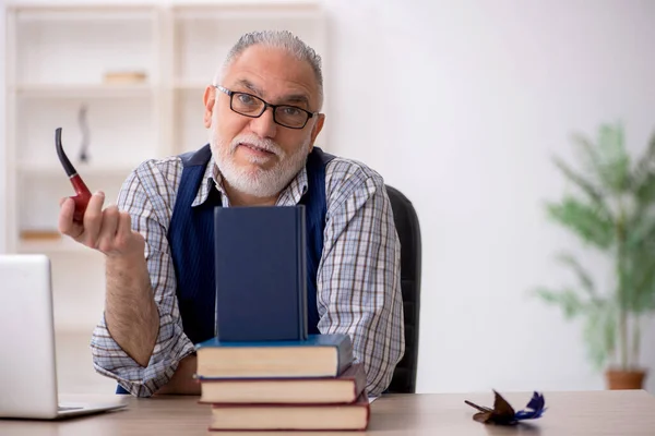 Yaşlanmış Erkek Yazar Pipo Içiyor — Stok fotoğraf