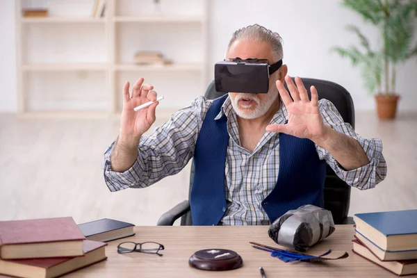 Oude Schrijver Geniet Van Virtuele Bril — Stockfoto