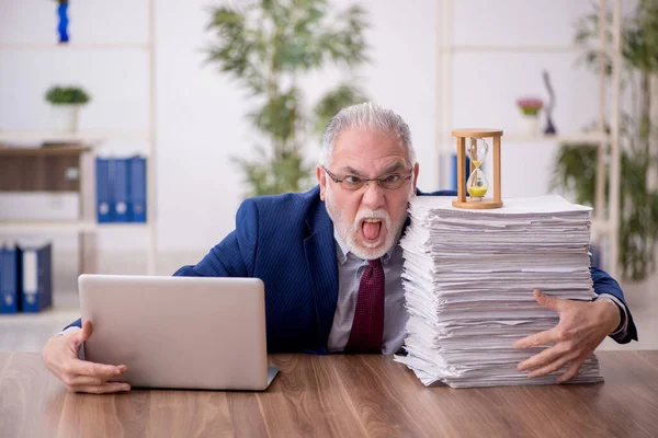 Old Employee Time Management Concept — Stock Photo, Image