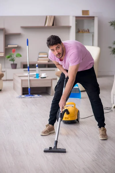 家を掃除する若い請負業者 — ストック写真