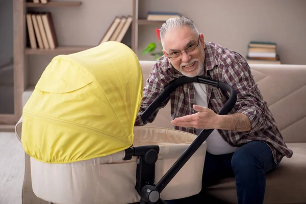 Homem Envelhecido Cuidando Recém Nascido Casa — Fotografia de Stock