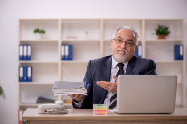 İş yerinde çalışan eski bir işadamı