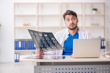 Klinikte çalışan genç bir radyolog.