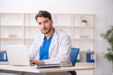 Teletıp konseptinde genç doktor