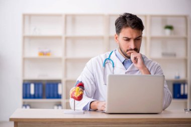 Teletıp konseptinde genç doktor