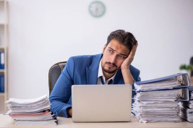 Genç işadamı işyerinde aşırı çalışmaktan memnun değil.
