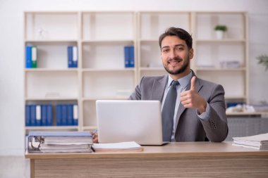 İş yerinde çalışan genç bir çalışan.