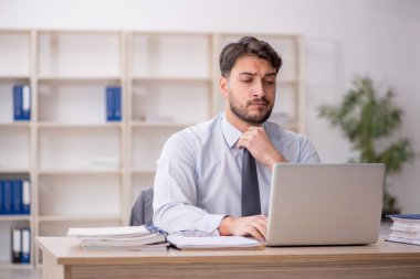 İş yerinde çalışan genç bir çalışan.