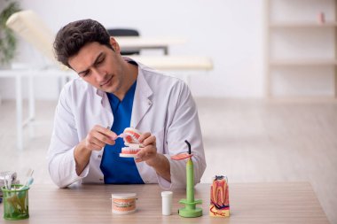 Hastanede çalışan genç bir dişçi.