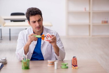 Hastanede çalışan genç bir dişçi.