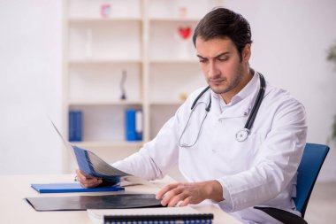 Hastanede çalışan genç doktor radyoloji uzmanı.