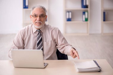 Ofiste çalışan eski patron.