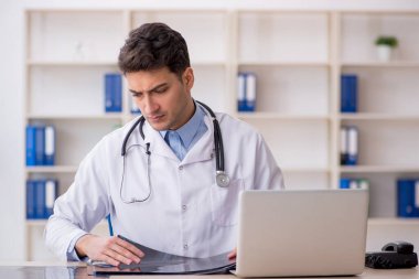 Klinikte çalışan genç bir radyolog.