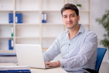 İş yerinde çalışan genç bir çalışan.