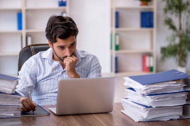 Genç işadamı ofisteki aşırı işten memnun değil.