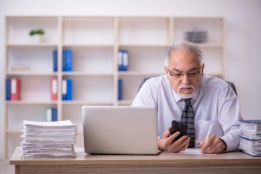 Ofiste çalışan eski bir işadamı.