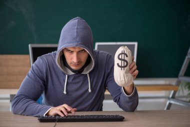 Sınıfta oturan genç hacker.