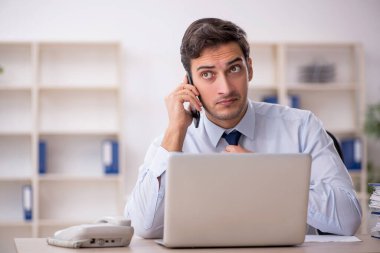 İş yerinde çalışan genç bir işadamı