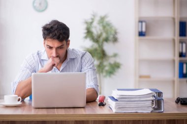 İş yerinde çalışan genç bir çalışan.