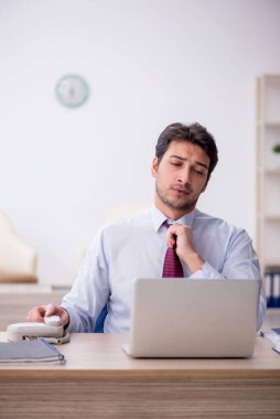 İş yerinde çalışan genç bir çalışan.