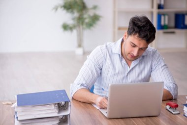 İş yerinde çalışan genç bir çalışan.