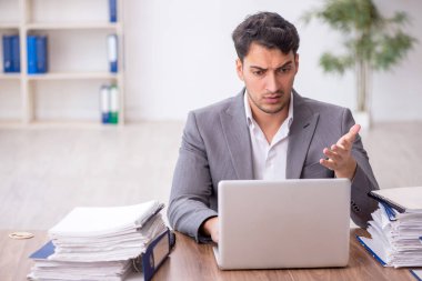 Genç çalışan işyerinde oturuyor.