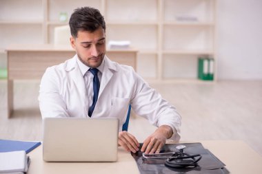 Klinikte çalışan genç bir doktor.