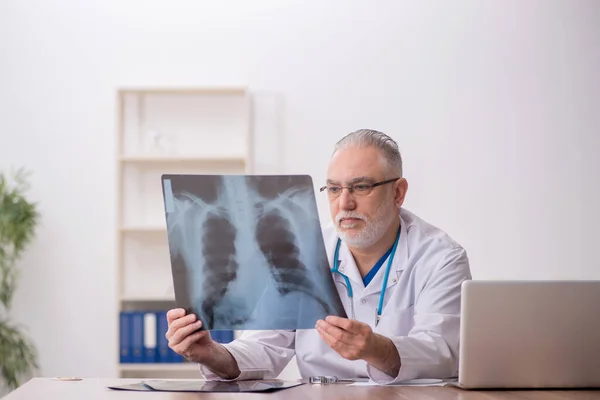 Старый Врач Рентгенолог Работает Клинике — стоковое фото