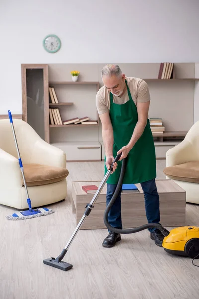 Empreiteiro Velho Limpando Casa — Fotografia de Stock