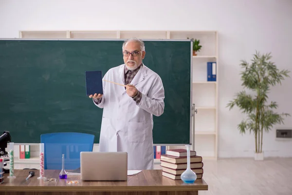 Старий Вчитель Хімік Сидить Класі — стокове фото