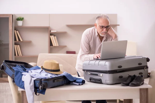 Aged Man Preparing Trip Home — Stock fotografie