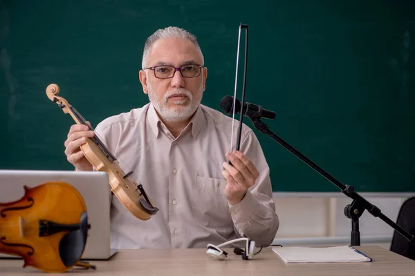 Old Teacher Playing Violin Classroom — Stock Photo, Image