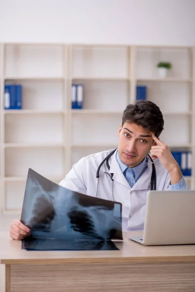 Młody Lekarz Radiolog Pracujący Klinice — Zdjęcie stockowe