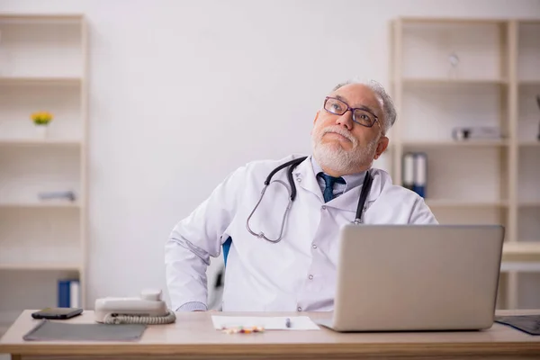 Médico Velho Que Trabalha Clínica — Fotografia de Stock
