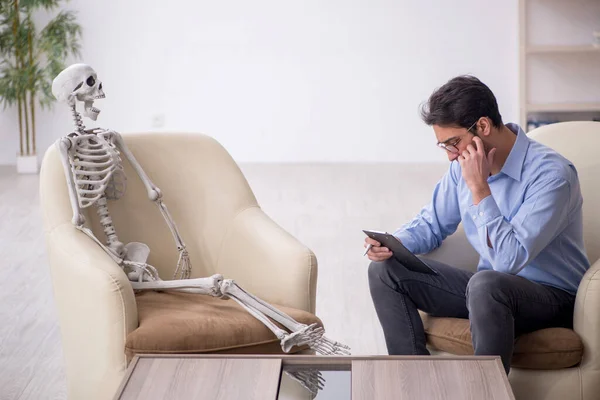 Jovem Psicólogo Reunião Com Esqueleto — Fotografia de Stock