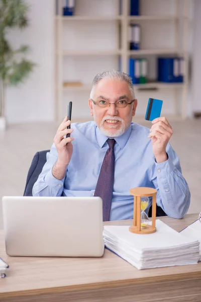 Velho Empregado Segurando Cartão Crédito — Fotografia de Stock