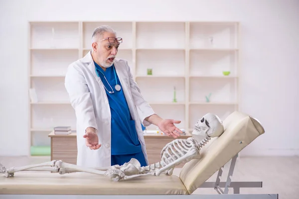入院中の男性医師と骨格患者 — ストック写真