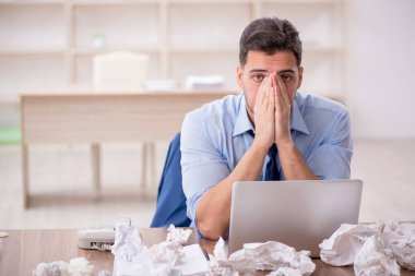 Beyin fırtınası konseptinde genç işadamı