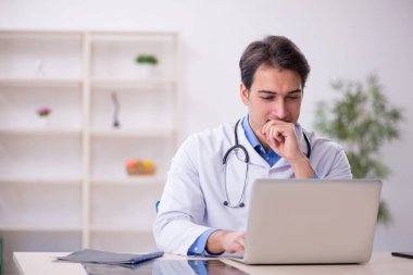 Teletıp konseptinde genç doktor