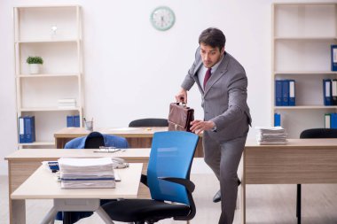 Zaman yönetimi konseptinde genç çalışan