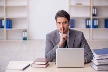 Ofiste çalışan genç bir çalışan.