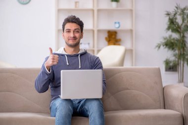 Salgın sırasında evden çalışan genç bir serbest çalışan.