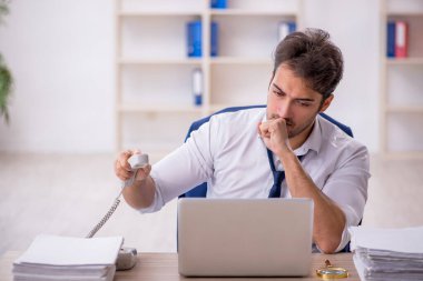 Genç işadamı ve ofiste çok fazla iş var.