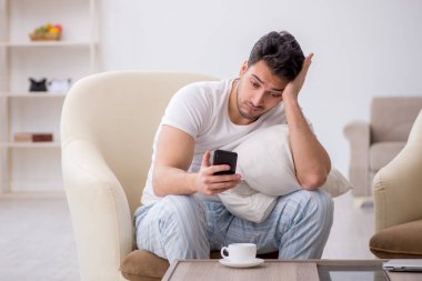 Genç tembel adam güne evde başlıyor.