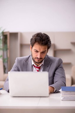 Salgın sırasında evden çalışan genç bir işadamı