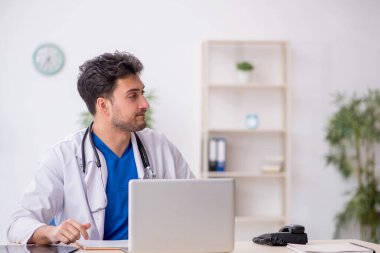 Klinikte çalışan genç bir doktor.