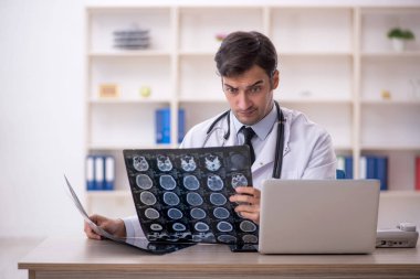 Klinikte çalışan genç bir radyolog.