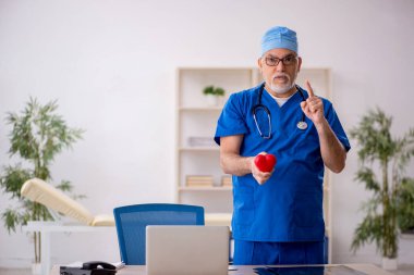 Klinikte çalışan yaşlı bir kardiyolog.