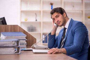 İş yerinde çalışan genç bir işadamı