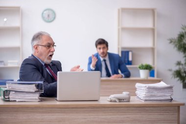 İş yerinde çalışan iki meslektaş